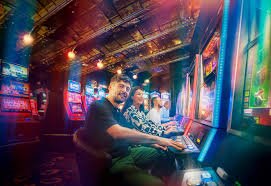 Antarmuka aplikasi apslot77 menampilkan kasino langsung, slot, dan pasar sportsbook